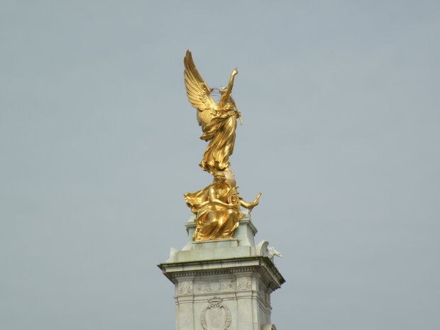  Statue dorée devant le Palais de Buckingham